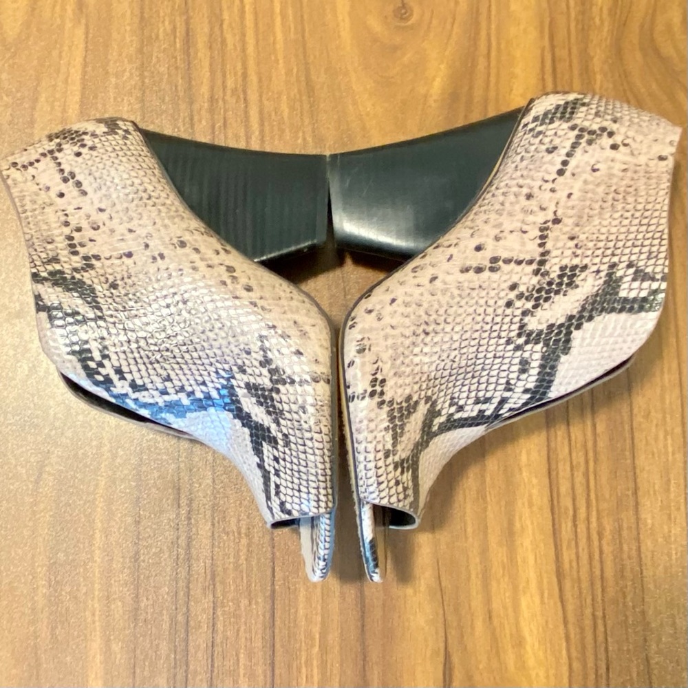 Vince Camuto Andrita Snakeskin Plunge Cut Stacked Heel Booties Size 8.5 - Picture 7 of 13